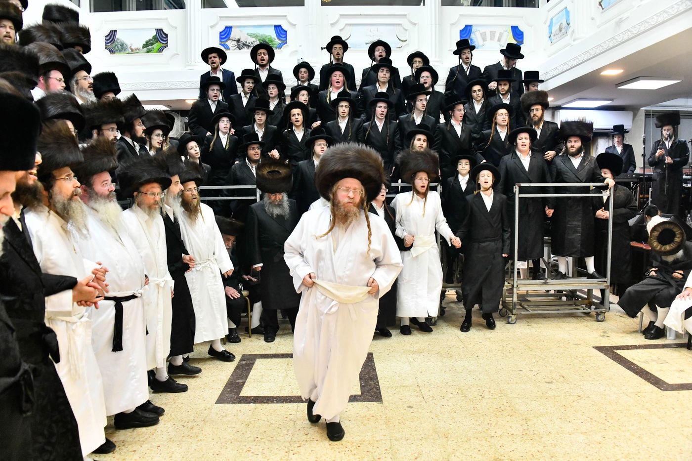 מוצאי יום כיפור בחצה"ק שומרי אמונים 