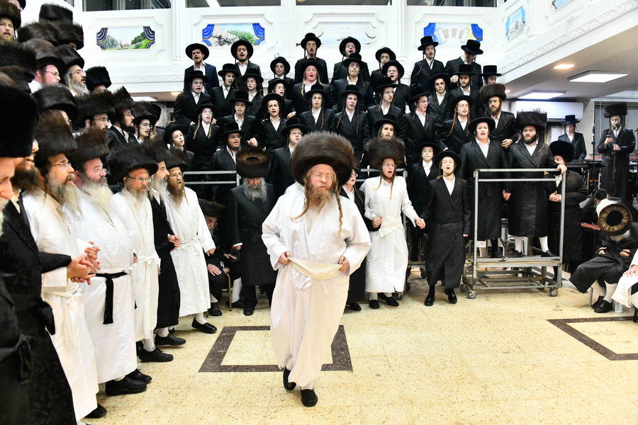מוצאי יום כיפור בחצה"ק שומרי אמונים