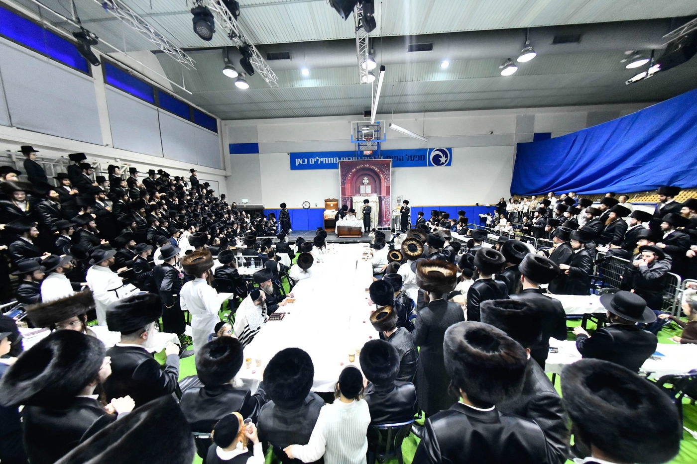 מוצאי יום כיפור בחצה"ק אלכסנדר 