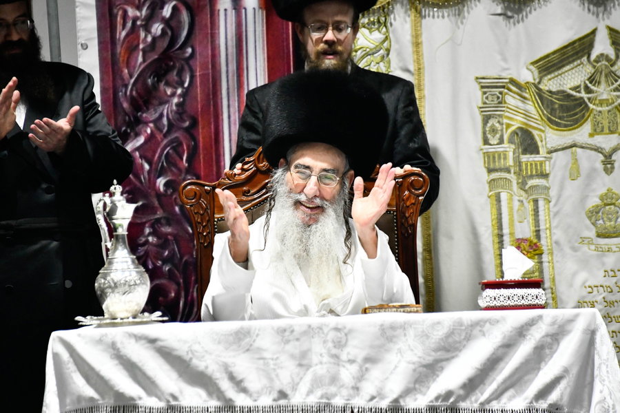 מוצאי יום כיפור בחצה"ק אלכסנדר