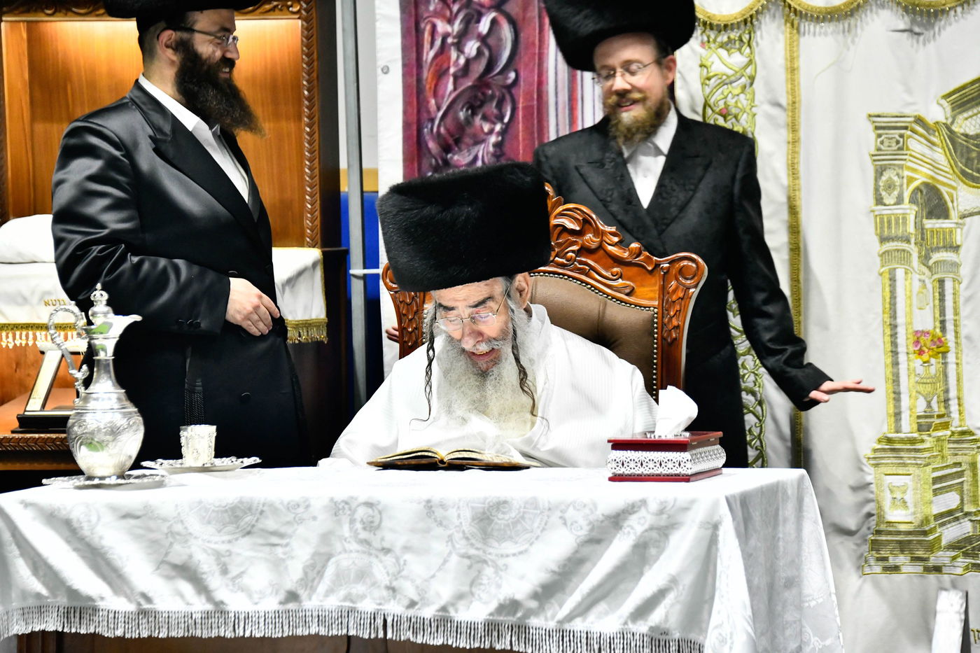 מוצאי יום כיפור בחצה"ק אלכסנדר 