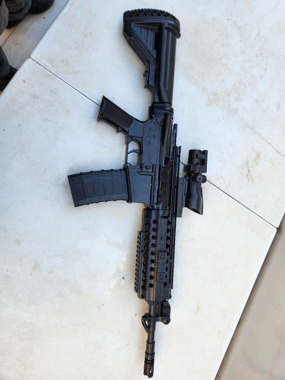 שני חשודים נעצרו | החזיקו 3 רובי 'איירסופט' ואפוד צבאי