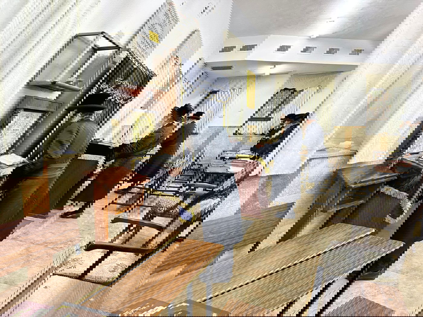 בתפילת ערבית בביהמ"ד ויז'ניץ ירושלים בירושלים