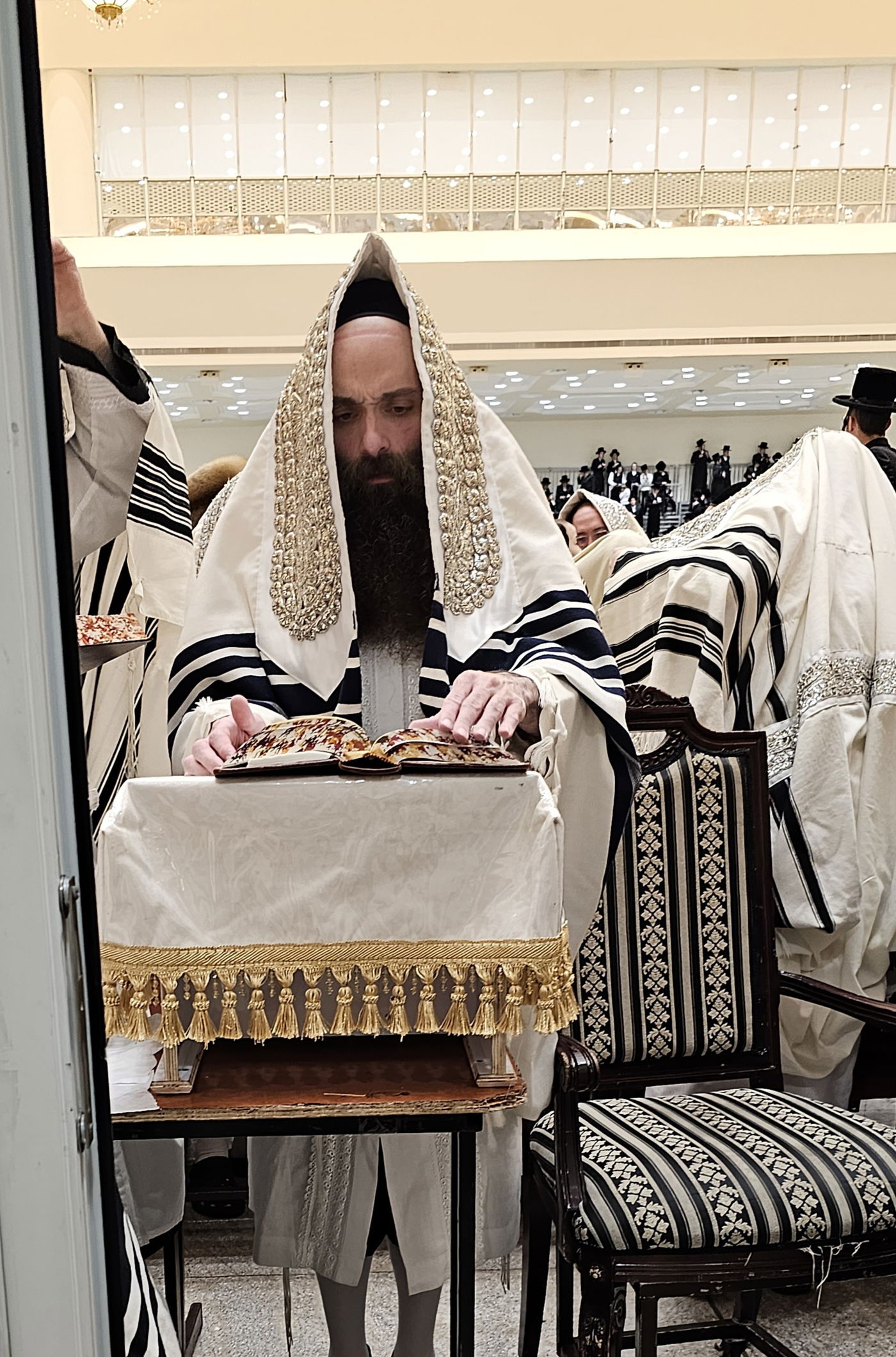 לפני תפילת 'כל נדרי' בביהמ"ד הגדול ויז'ניץ