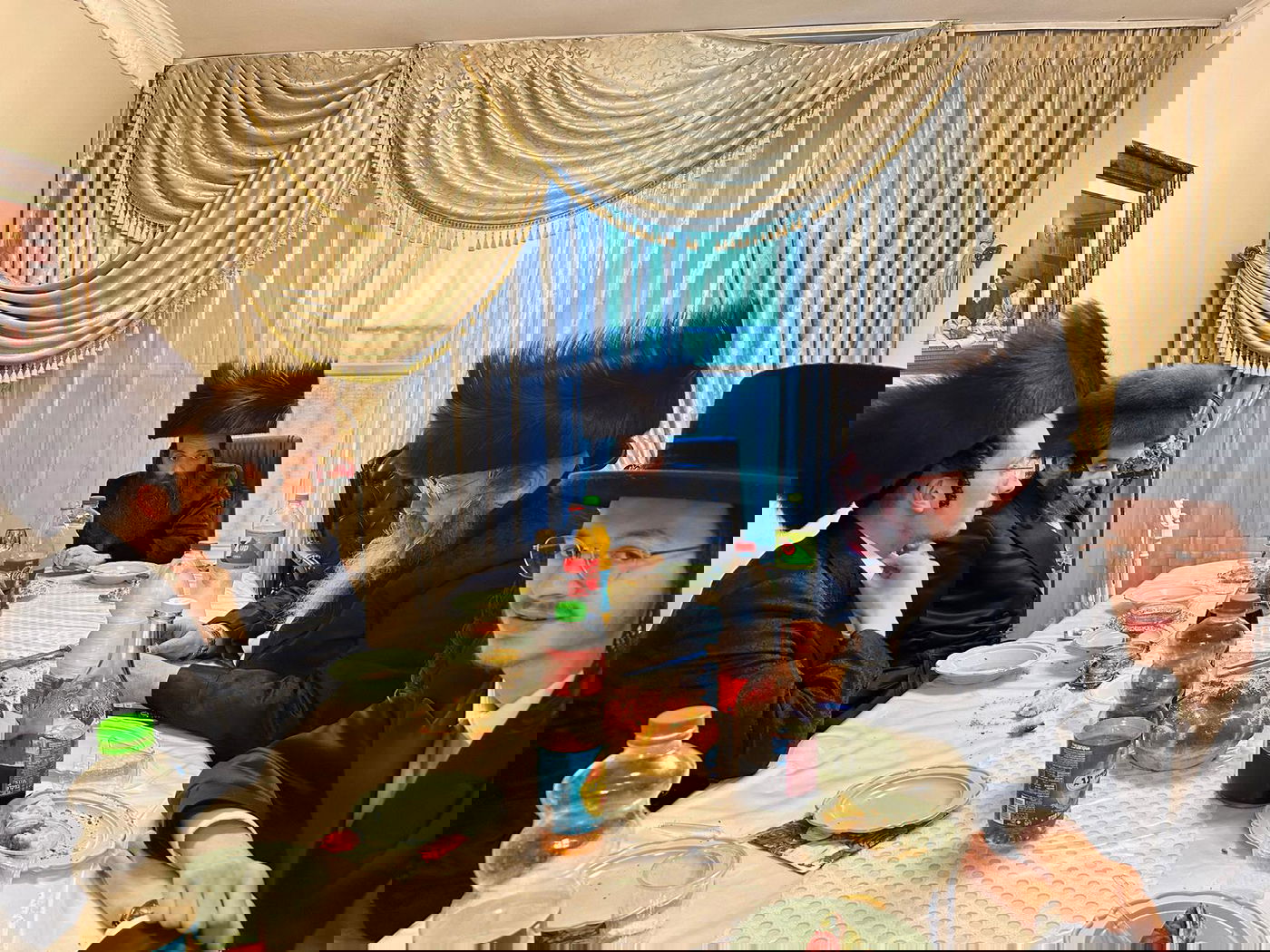 בטיש ערב יום כיפור בביתו של הרב מאיר אדלר מדז'יקוב