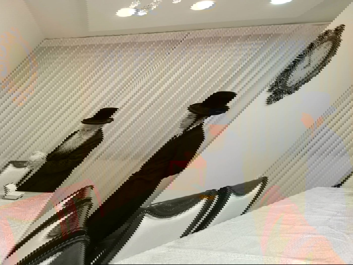 ערב ומוצאי יום כיפור בחצה"ק בוטושאן