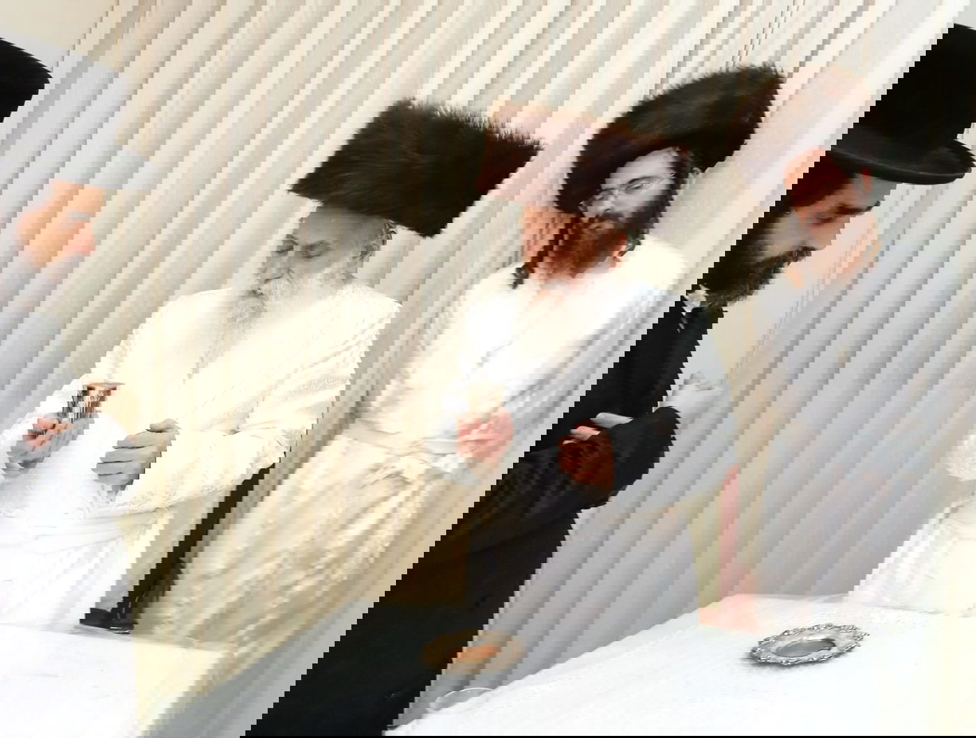 ערב ומוצאי יום כיפור בחצה"ק בוטושאן