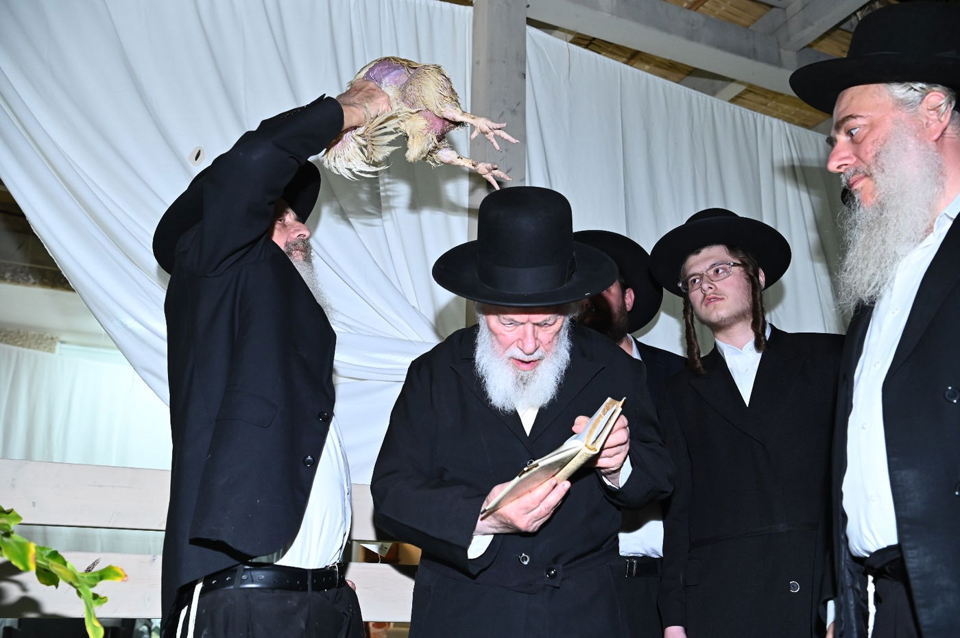 ערב ומוצאי יום כיפור אצל הגאון רבי יצחק זילברשטיין