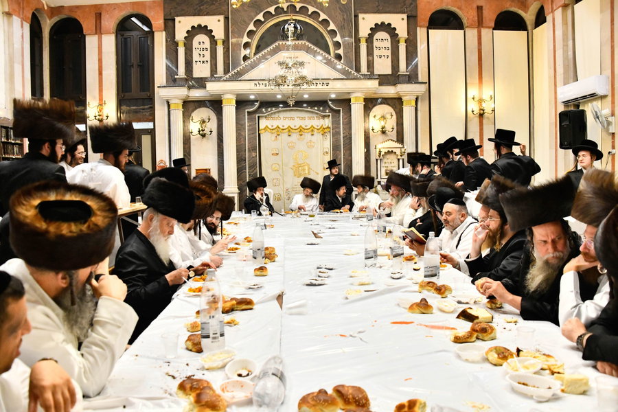 מוצאי יום כיפור בחצה"ק לעלוב