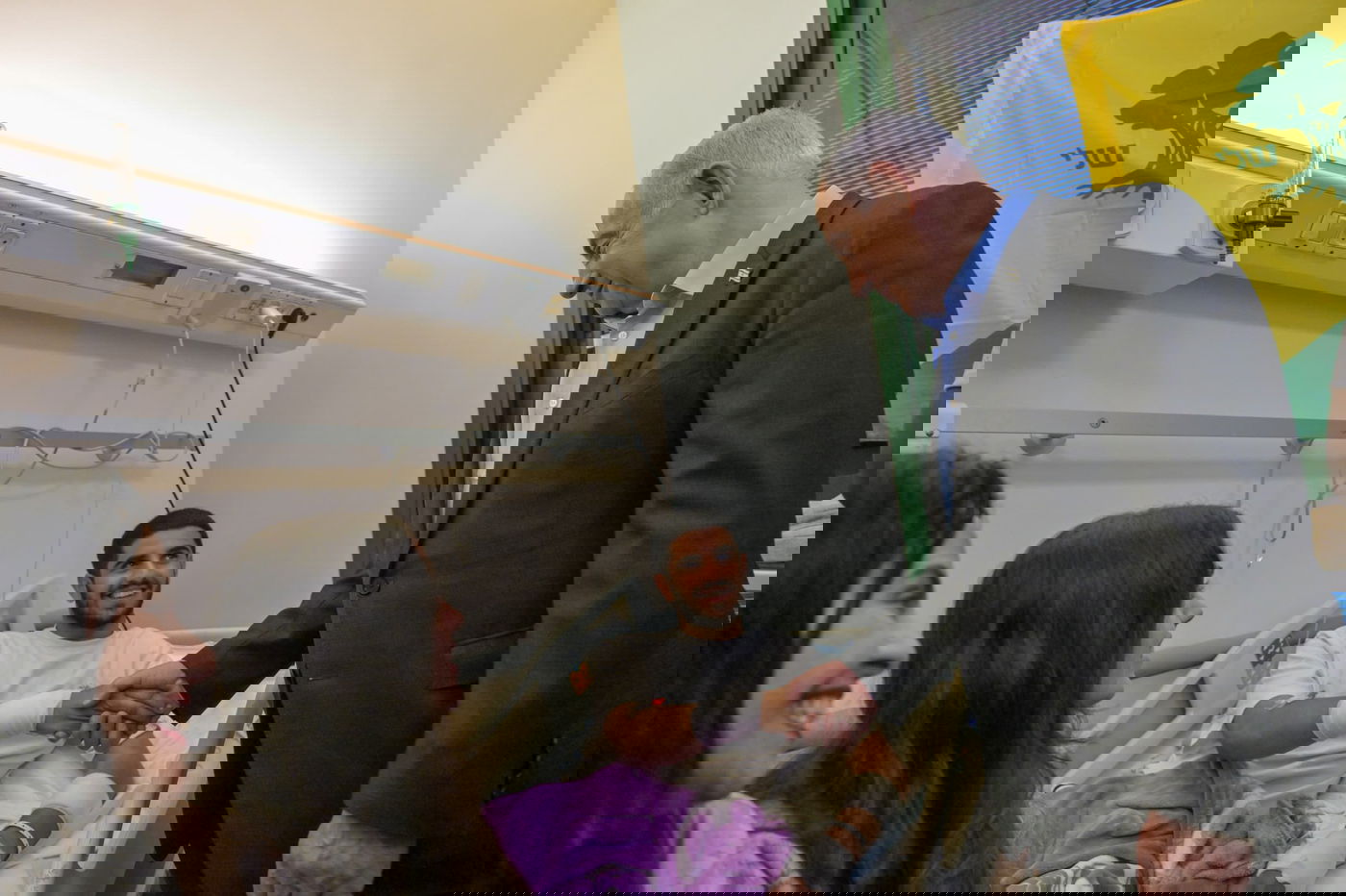 נתניהו בביקור אצל הפצועים