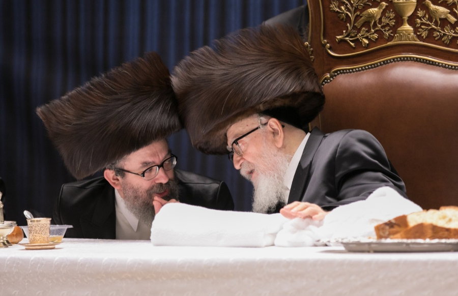 האדמו"ר מסקווירא עם בנו חביבו הרה"צ רבי יעקב יוסף