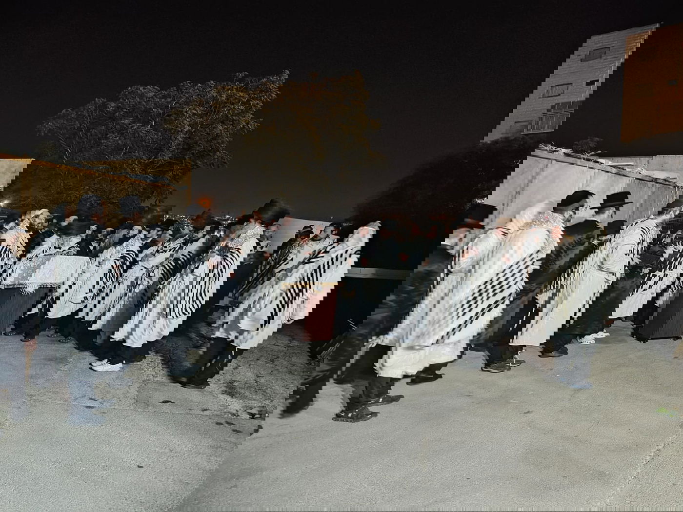 האדמו"ר מקופיטשניץ בקידוש לבנה עם צאת הצום של יום כיפור  