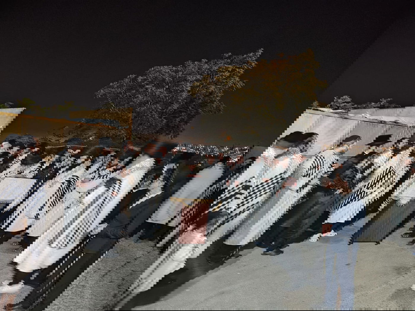 האדמו"ר מקופיטשניץ בקידוש לבנה עם צאת הצום של יום כיפור  