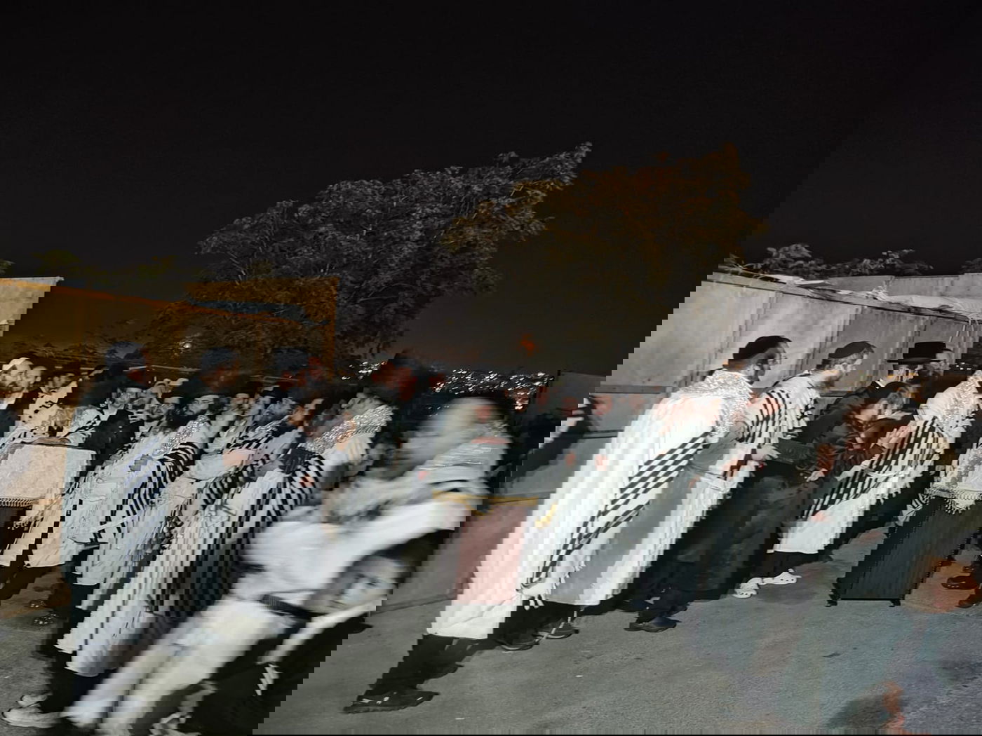 האדמו"ר מקופיטשניץ בקידוש לבנה עם צאת הצום של יום כיפור  