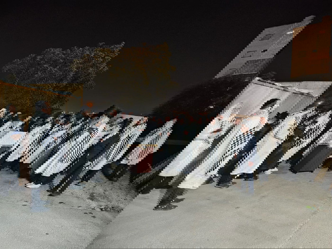 האדמו"ר מקופיטשניץ בקידוש לבנה עם צאת הצום של יום כיפור  