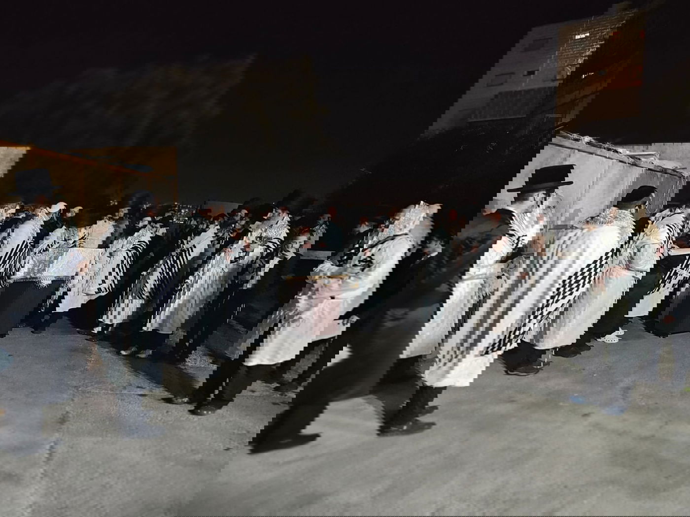 האדמו"ר מקופיטשניץ בקידוש לבנה עם צאת הצום של יום כיפור  