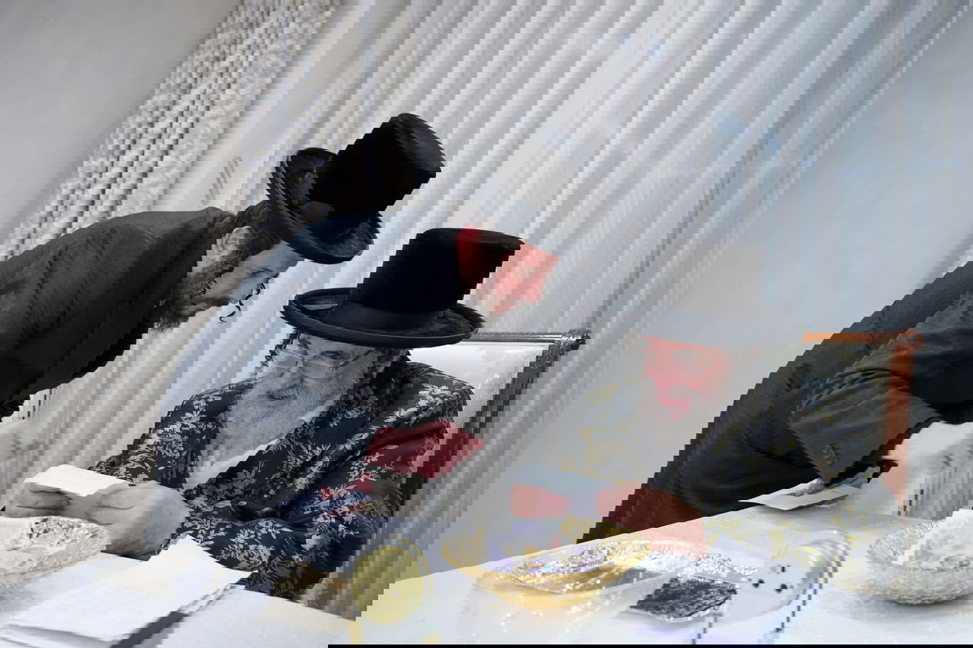 אביו העסקן הרב מאיר ויזל, מזכיר את בנו אצל רבו האדמו"ר מויז'ניץ 