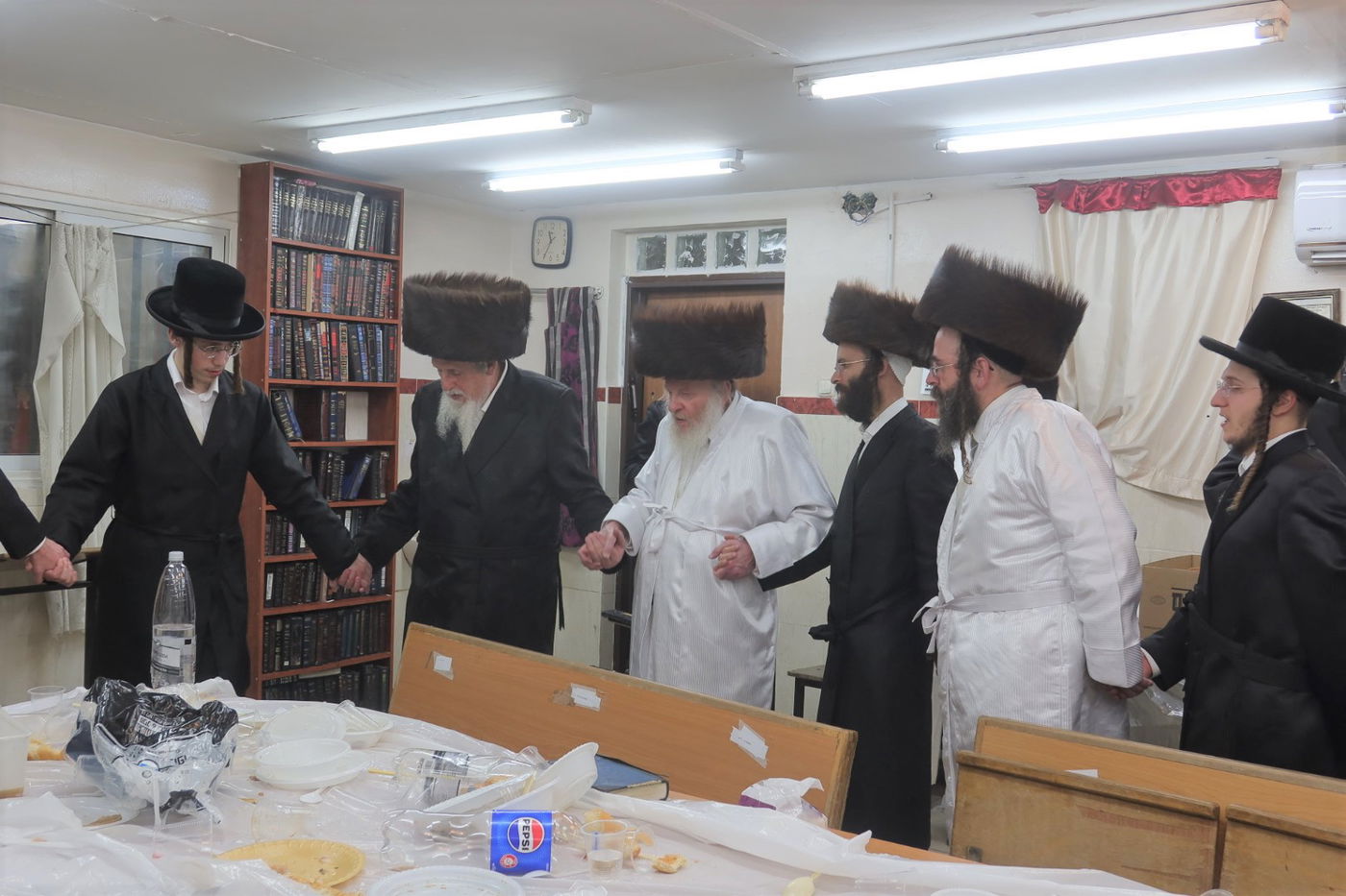 מוצאי יום כיפור אצל האדמו"ר המהרי"ד מלעלוב 