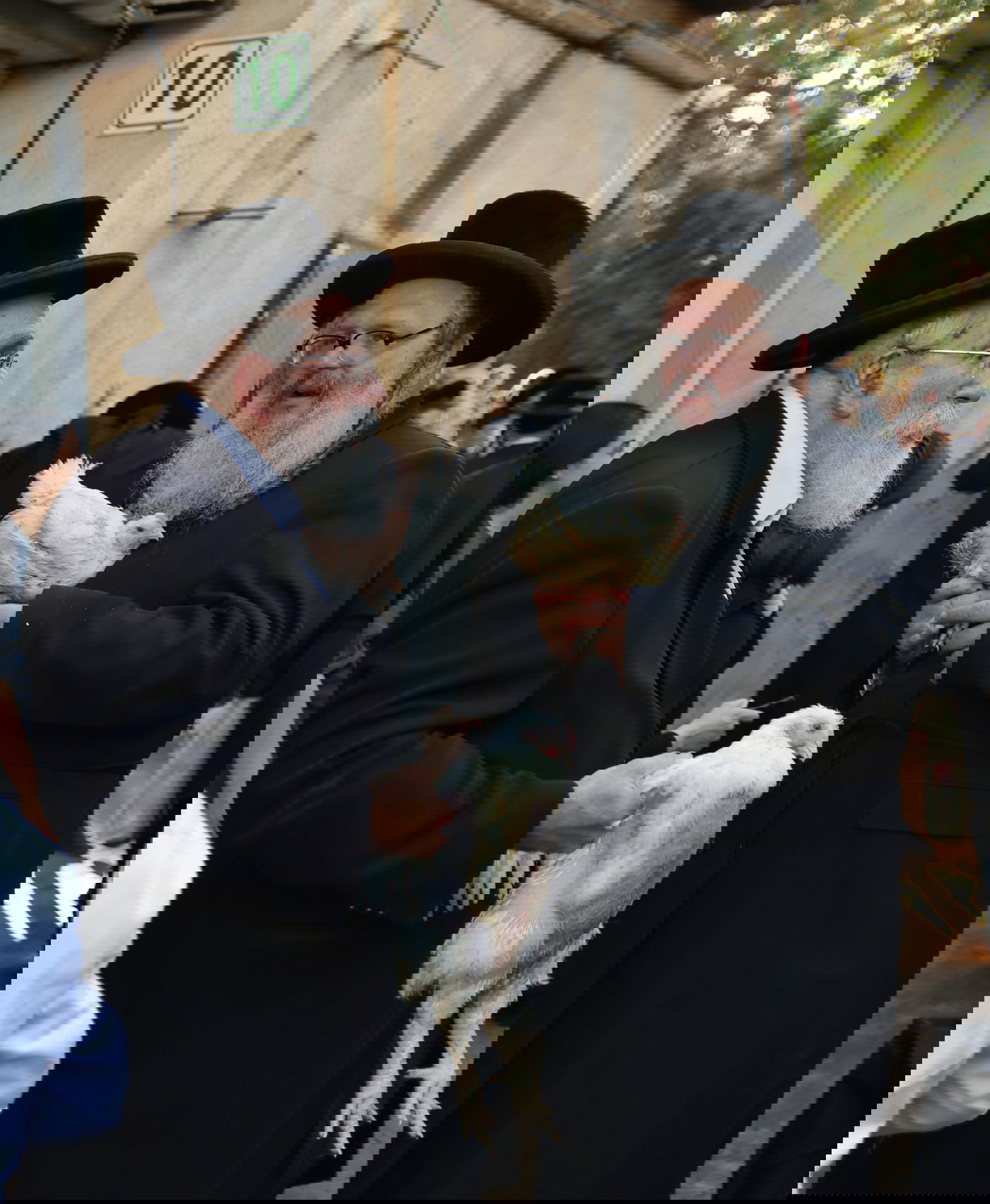 אווירת ערב חג ברחובותיה של העיר בני ברק 