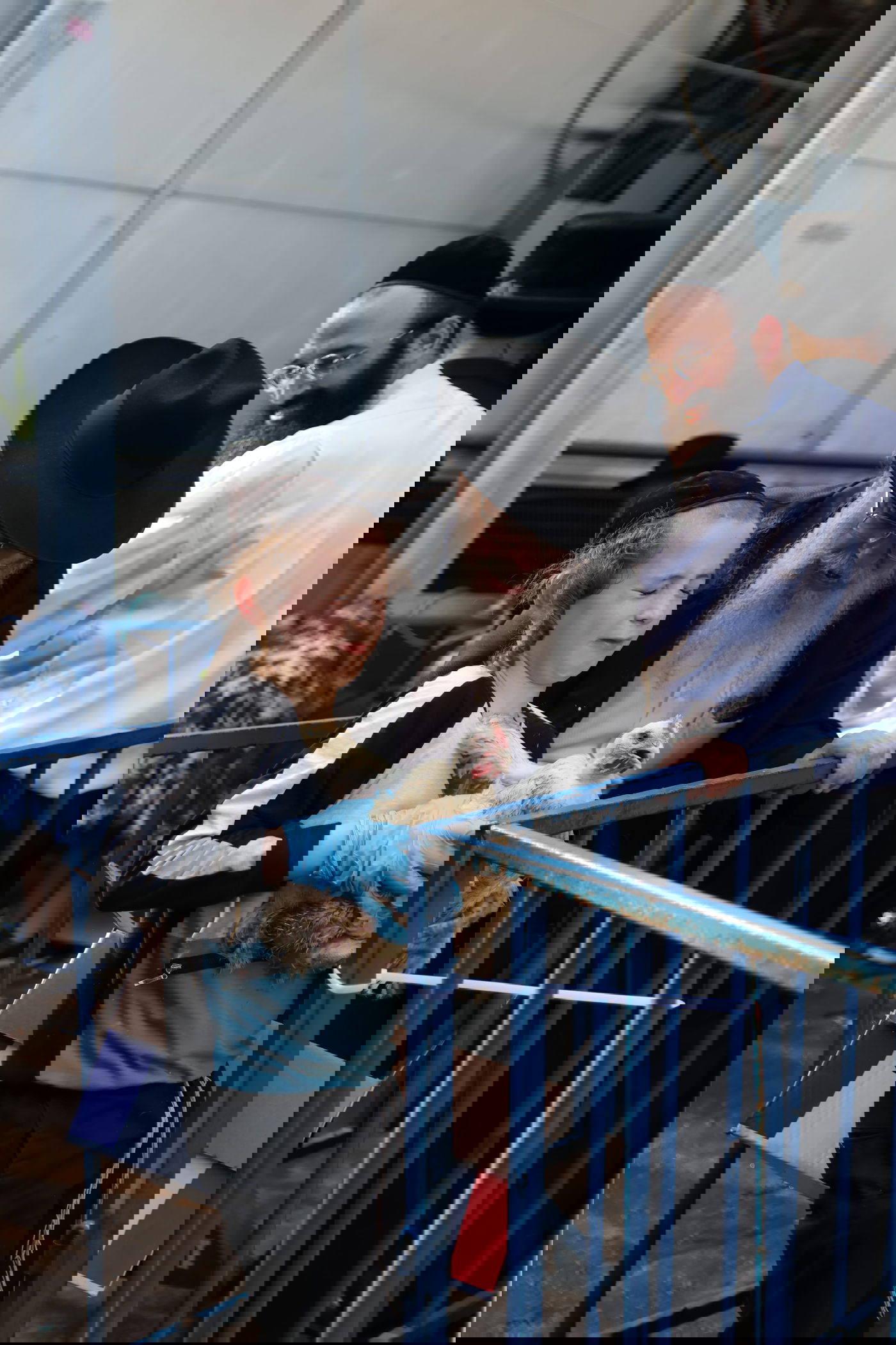 אווירת ערב חג ברחובותיה של העיר בני ברק 