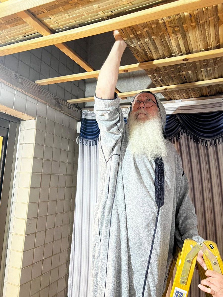 ערב חג הסוכות אצל האדמו"ר רבי דוד חנניה פינטו