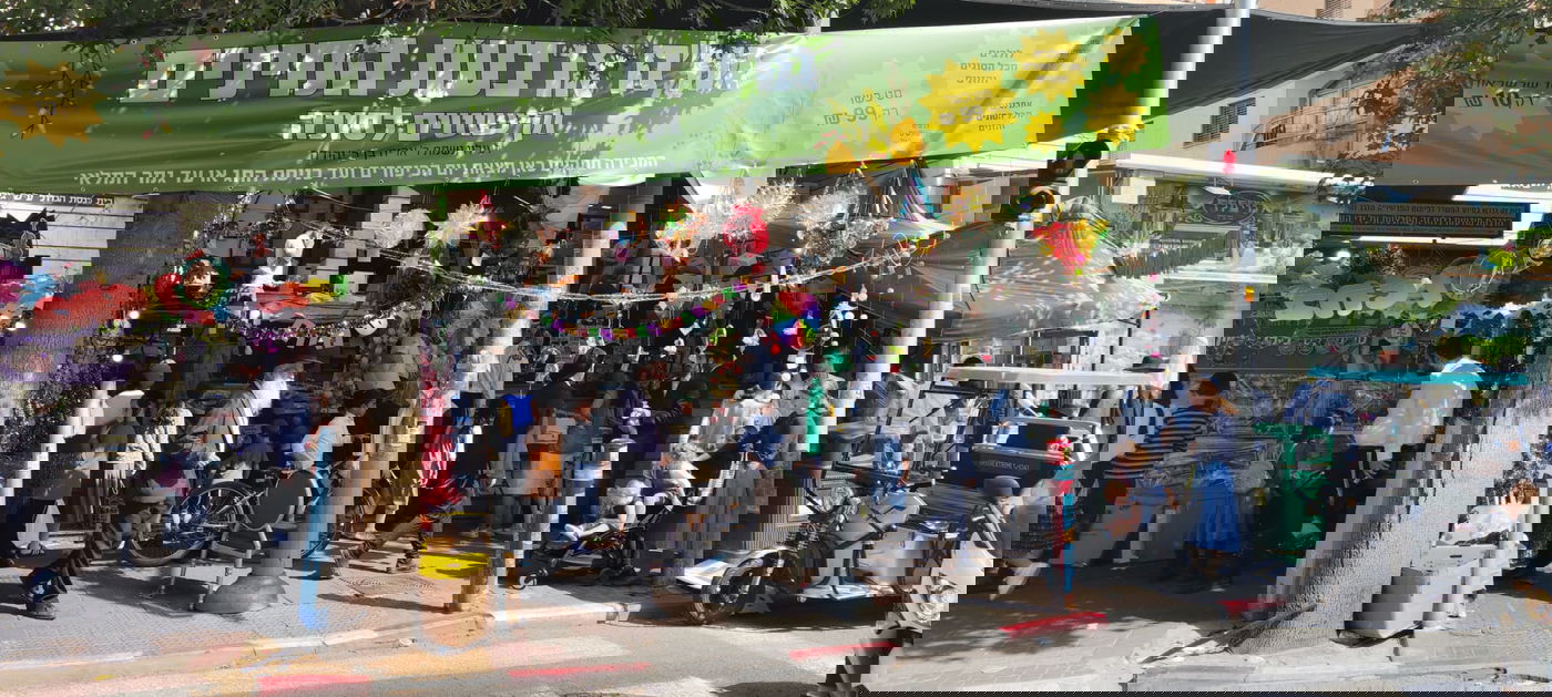 ערב חג הסוכות בבני ברק