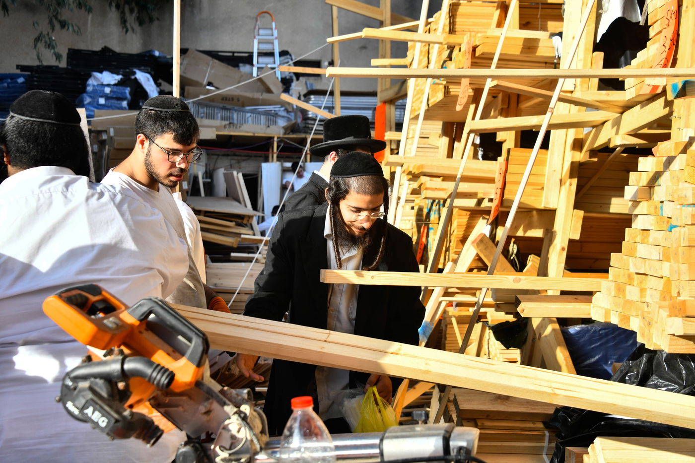 ערב חג הסוכות ברחובות בני ברק 