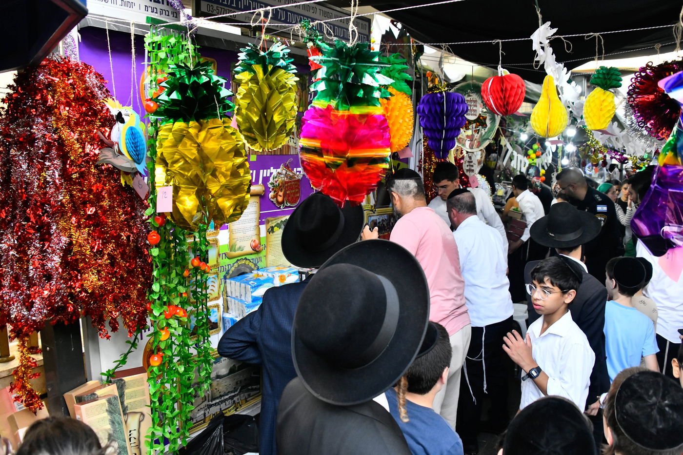 ערב חג הסוכות ברחובות בני ברק 