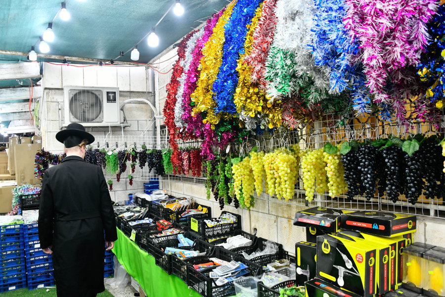 ערב חג הסוכות ברחובות בני ברק