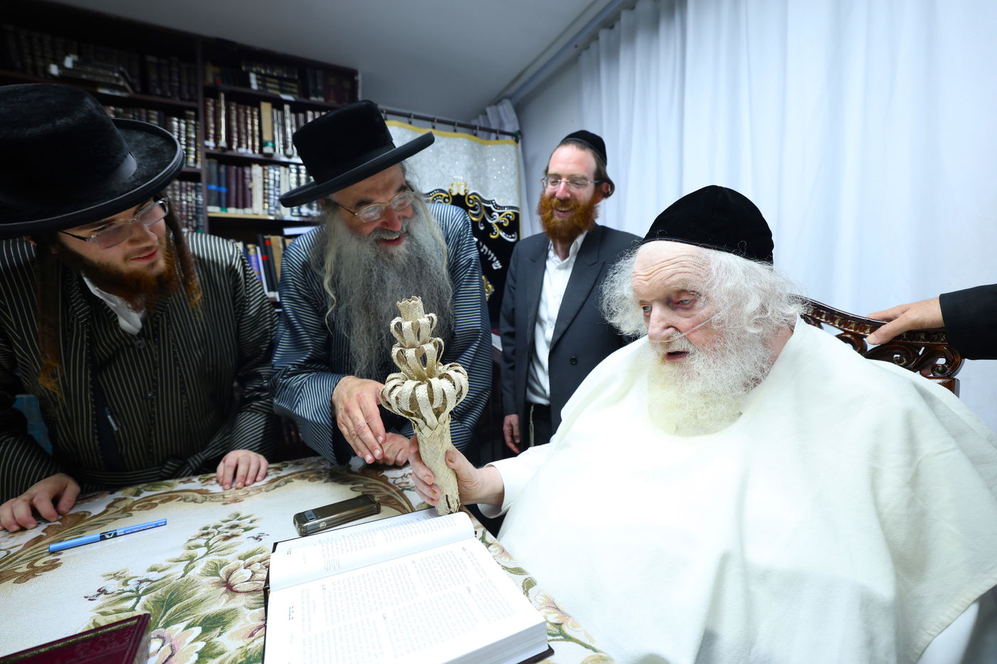 הגאון רבי משה שטרנבוך בודק אתרוגו לפני חג הסוכות 