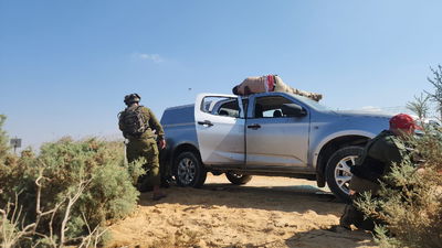 מחבל מחוסל על גג רכב בזירת הפיגוע בנאות הכיכר על יד ים המלח