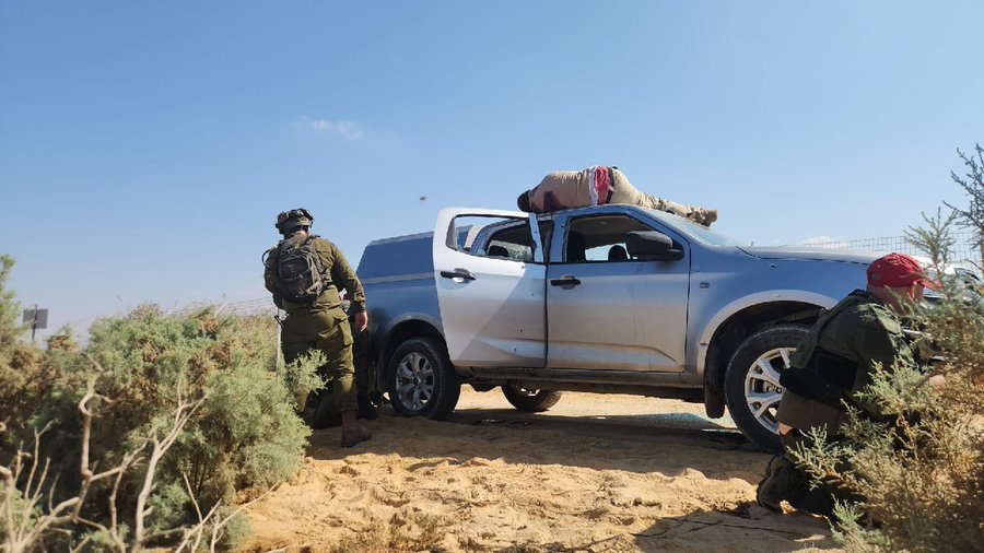 מחבל מחוסל על גג רכב בזירת הפיגוע בנאות הכיכר על יד ים המלח