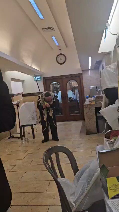 המקובל רבי יעקב עדס בנענועים בקבר רחל 