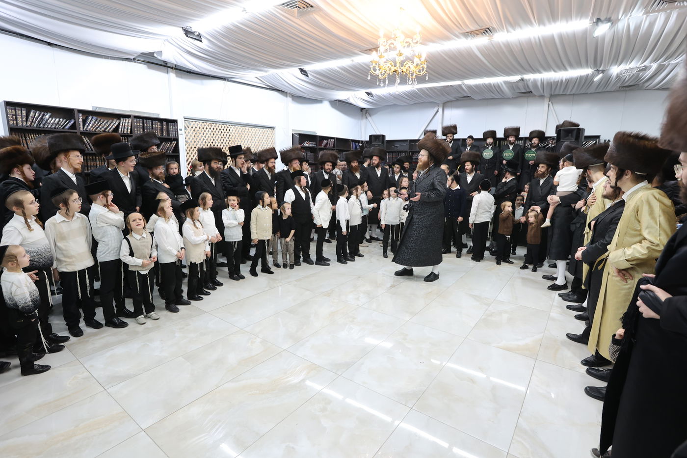 שמחת בית השואבה עם האדמו"ר מספינקא בית שמש ברמת בית שמש ד' 3