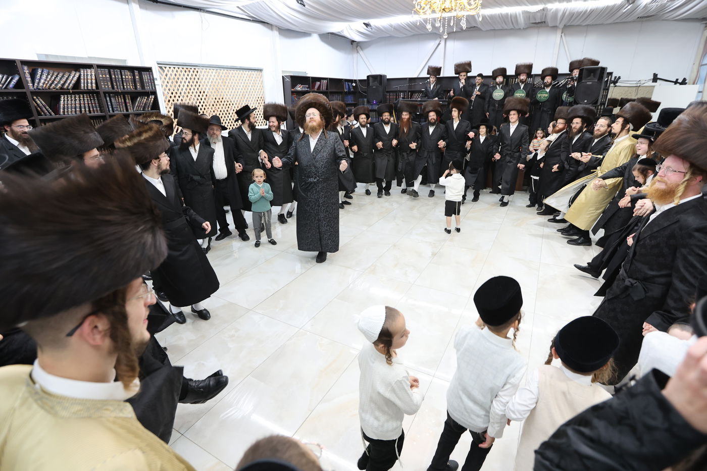 שמחת בית השואבה עם האדמו"ר מספינקא בית שמש ברמת בית שמש ד' 3