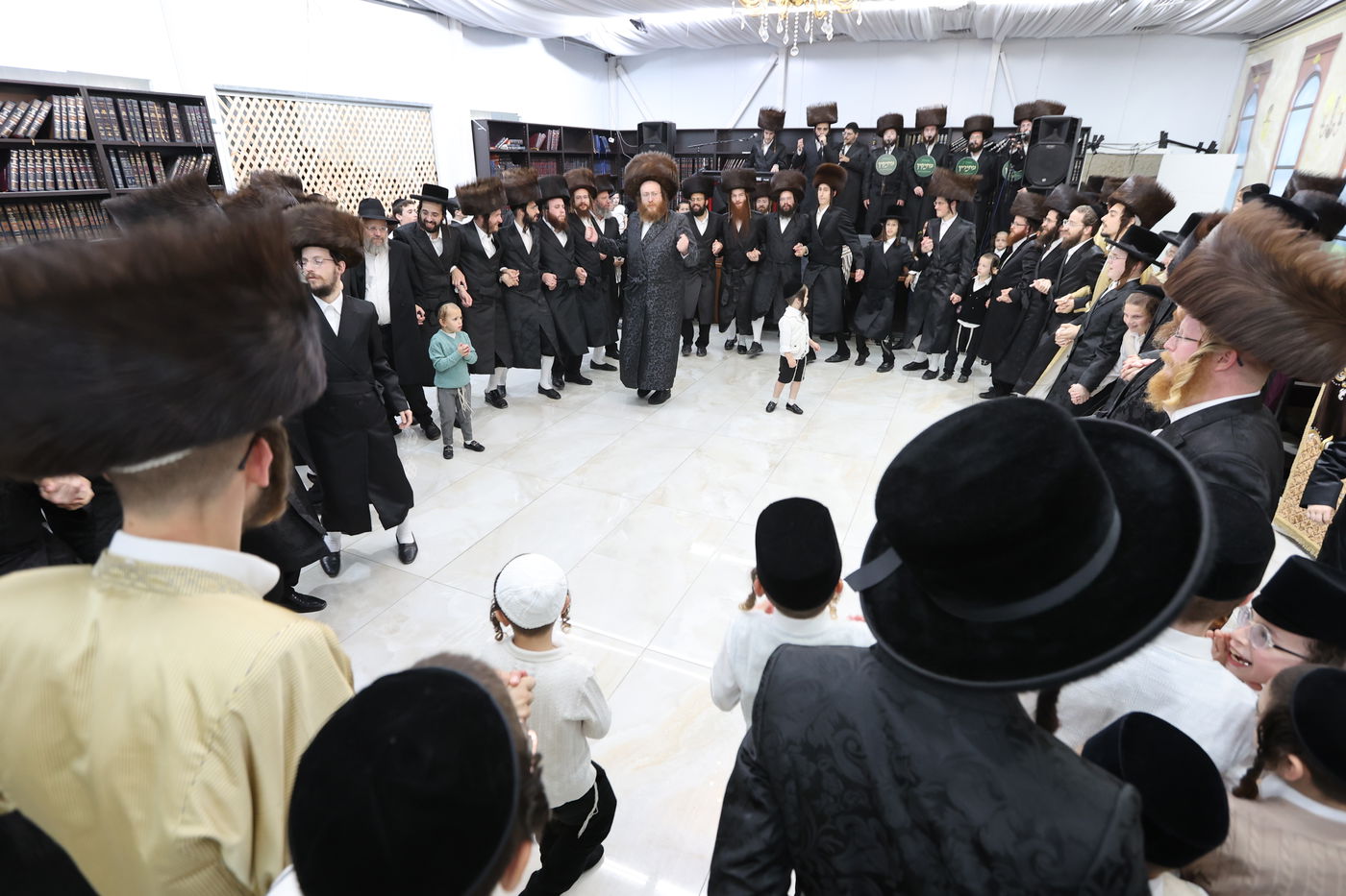 שמחת בית השואבה עם האדמו"ר מספינקא בית שמש ברמת בית שמש ד' 3