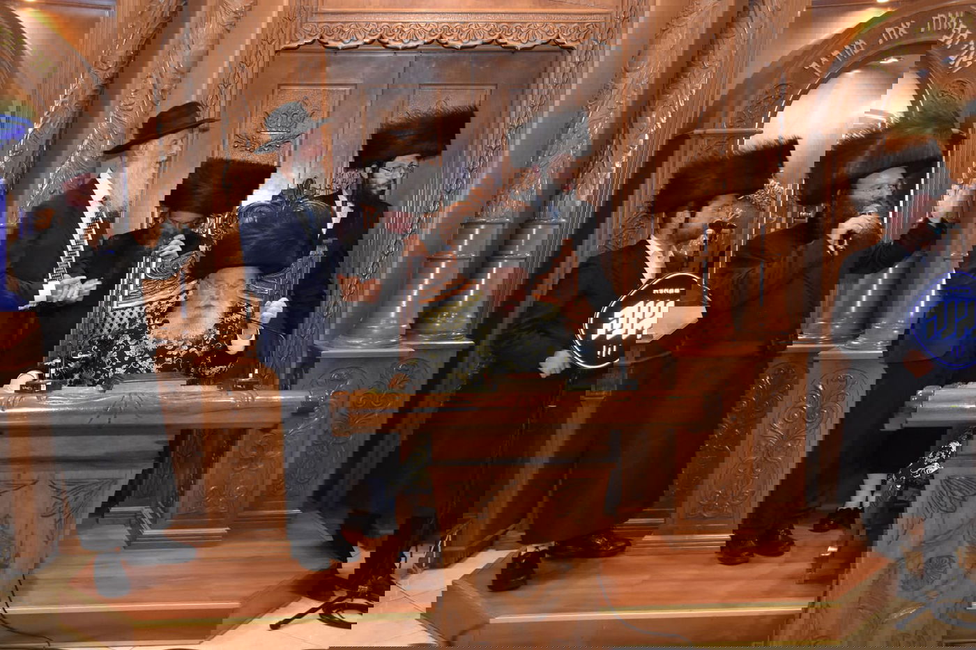 גלריית תמו ות משמחת בית השואה בחצר הקודש מישקולץ בראשות האדמו"ר