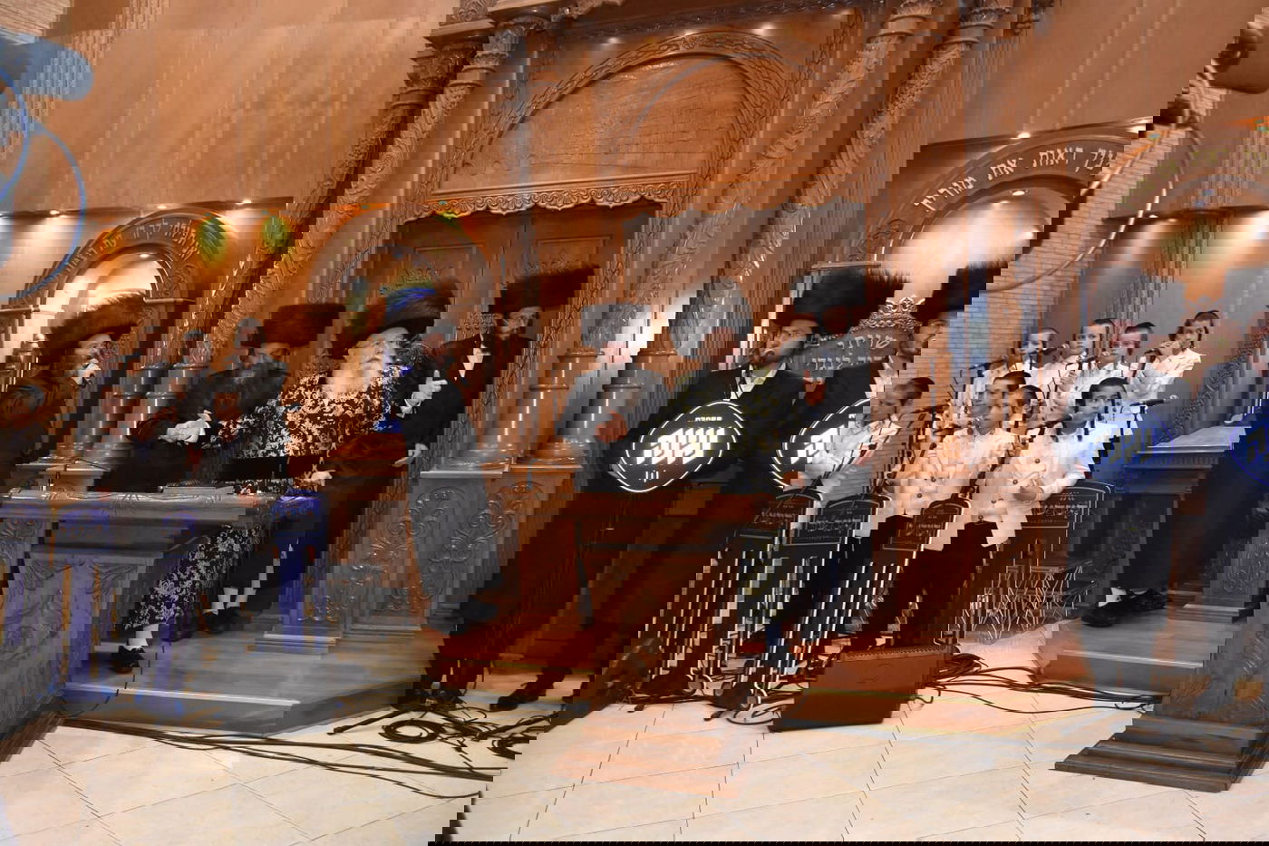 גלריית תמו ות משמחת בית השואה בחצר הקודש מישקולץ בראשות האדמו"ר