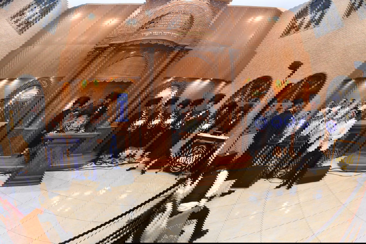 גלריית תמו ות משמחת בית השואה בחצר הקודש מישקולץ בראשות האדמו"ר