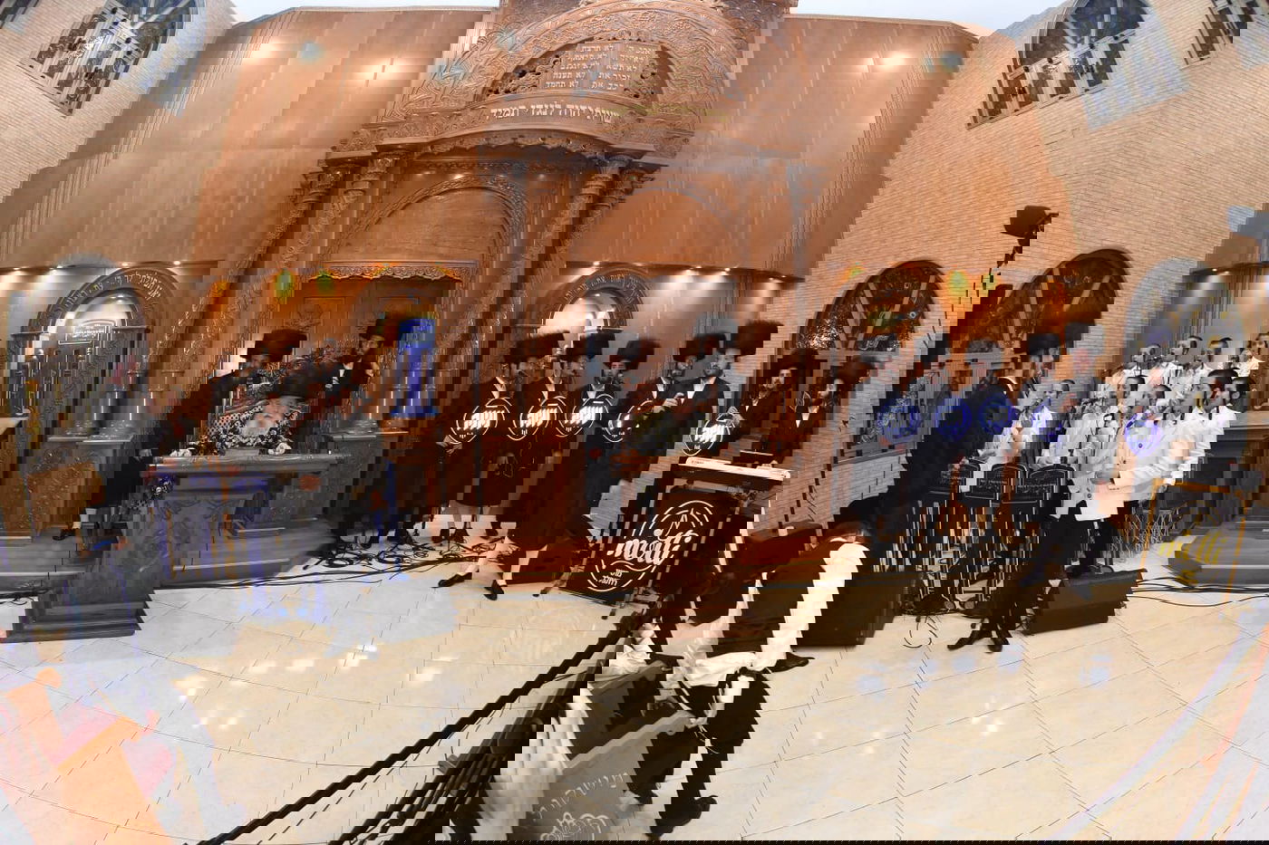 גלריית תמו ות משמחת בית השואה בחצר הקודש מישקולץ בראשות האדמו"ר