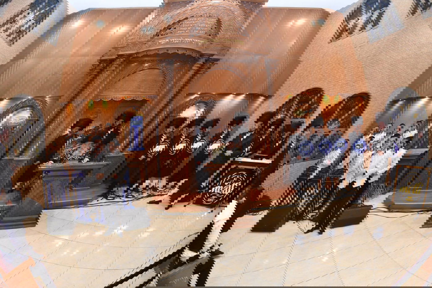 גלריית תמו ות משמחת בית השואה בחצר הקודש מישקולץ בראשות האדמו"ר