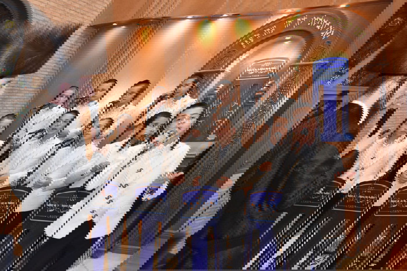 גלריית תמו ות משמחת בית השואה בחצר הקודש מישקולץ בראשות האדמו"ר