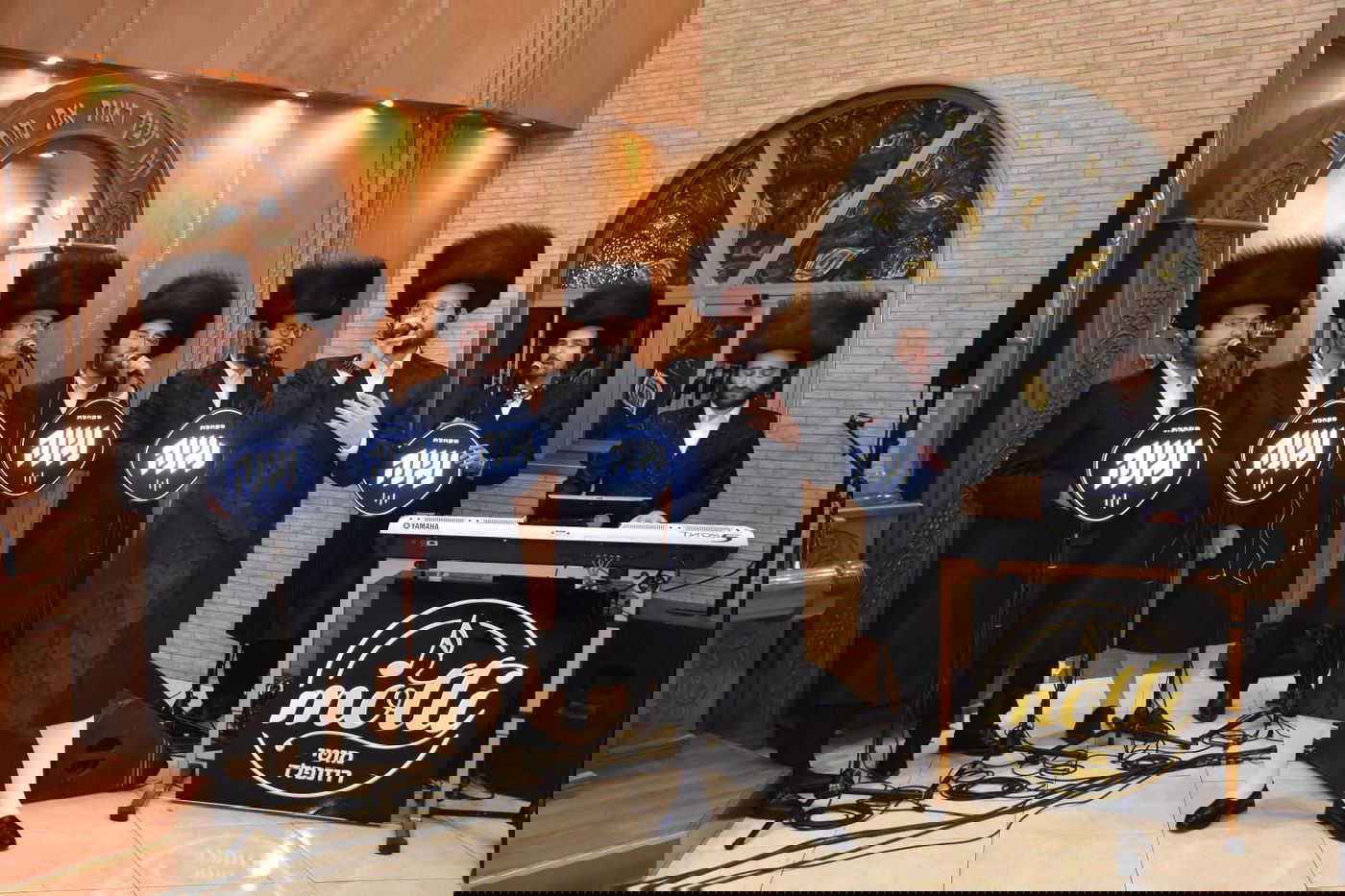 גלריית תמו ות משמחת בית השואה בחצר הקודש מישקולץ בראשות האדמו"ר