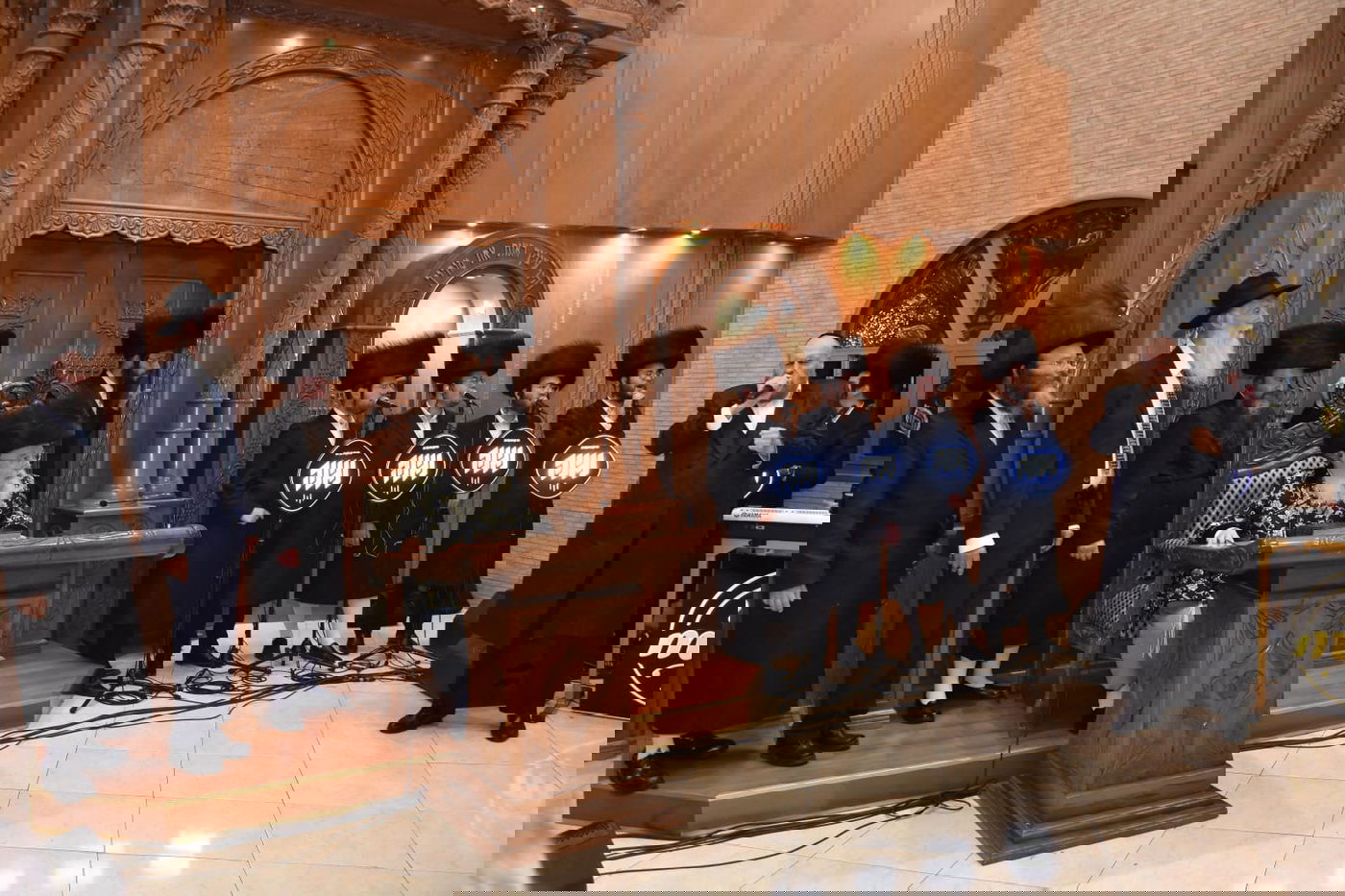 גלריית תמו ות משמחת בית השואה בחצר הקודש מישקולץ בראשות האדמו"ר