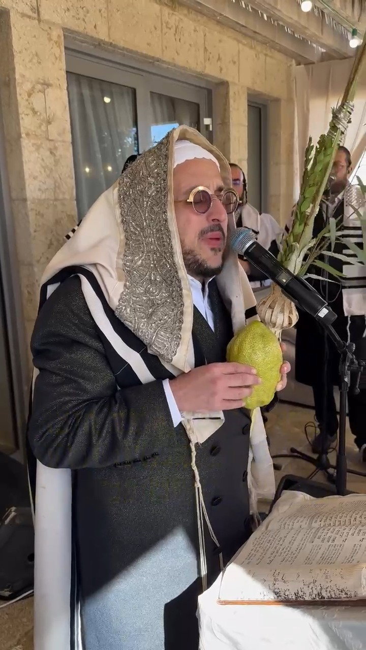 צפו בשירה המרגשת של ליפא שמעלצר בתפילת חול המועד סוכות