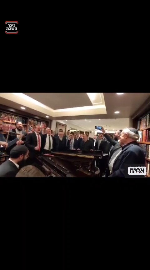 בני משפחת וולפסון שרים לפני כחצי שנה את שירו של הסב