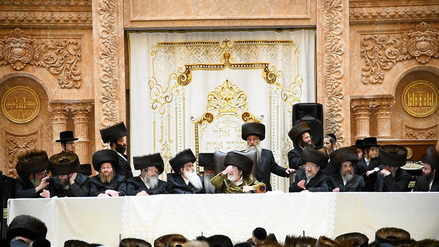 האדמו"ר מויז'ניץ בשמחת בית השואבה 