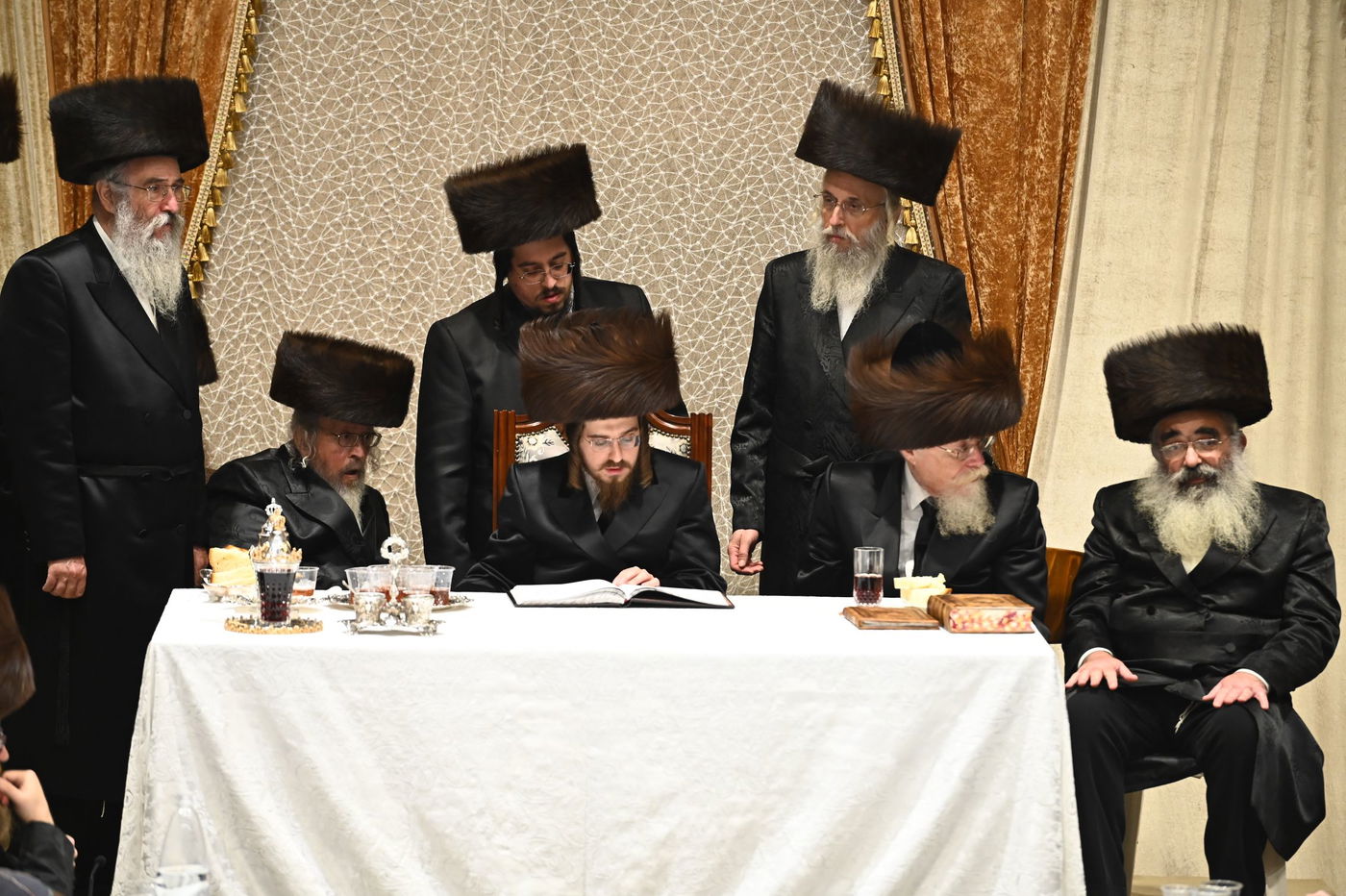 האדמו"ר מסאדיגורה בטיש לכבוד סוכות 