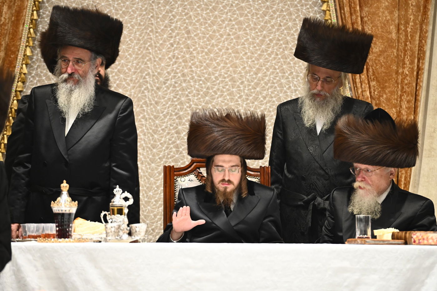 האדמו"ר מסאדיגורה בטיש לכבוד סוכות 