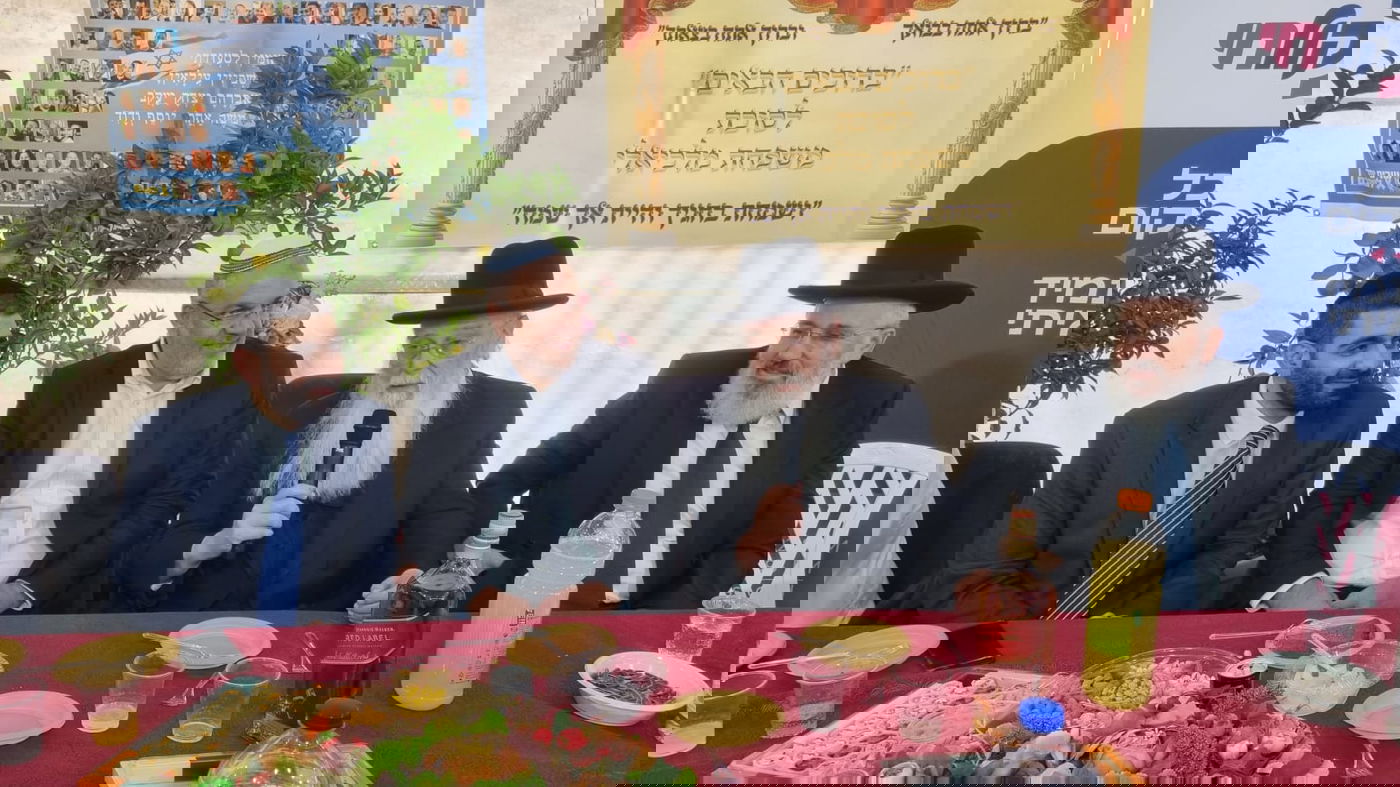 רבנים, שרים ואישי ציבור בסוכת השר מיכאל מלכיאלי | תיעוד